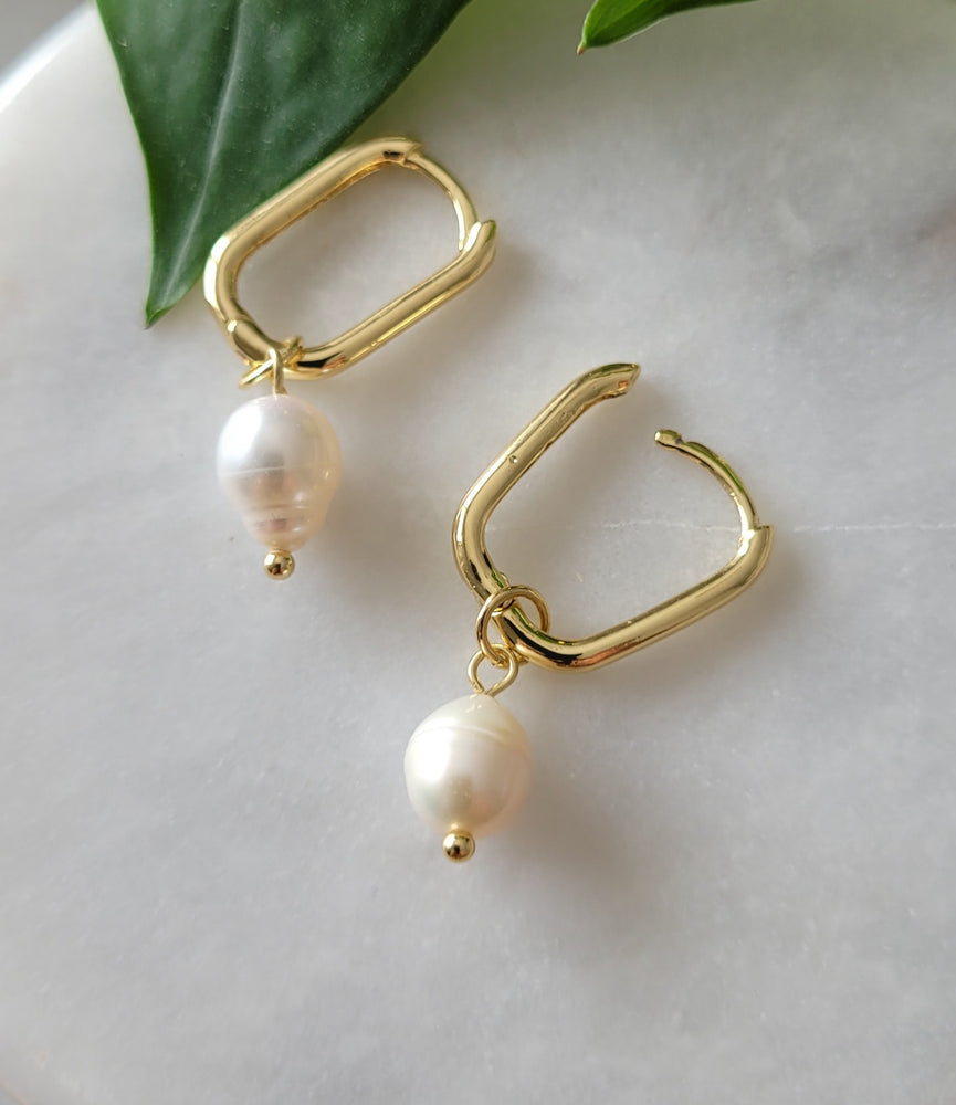 
                
                    Load image into Gallery viewer, Fresh water pearl - Hoops
                
            