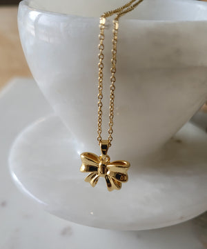 Bow pendant and necklace